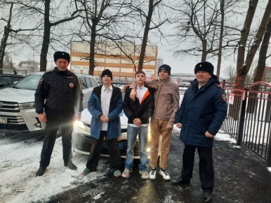 Сотрудники отдельного батальона ДПС Госавтоинспекции ГУ МВД России по г. Санкт-Петербургу и Ленинградской области приехали в гости к детям из социально-реабилитационного центра для несовершеннолетних "Прометей"
