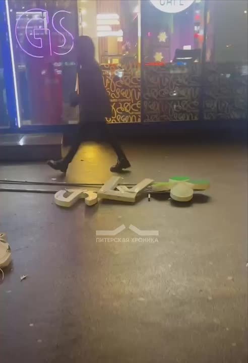 В Петербурге из-за сильного ветра буквы с таблички от ТЦ на проспекте Просвещения упали на голову прохожей