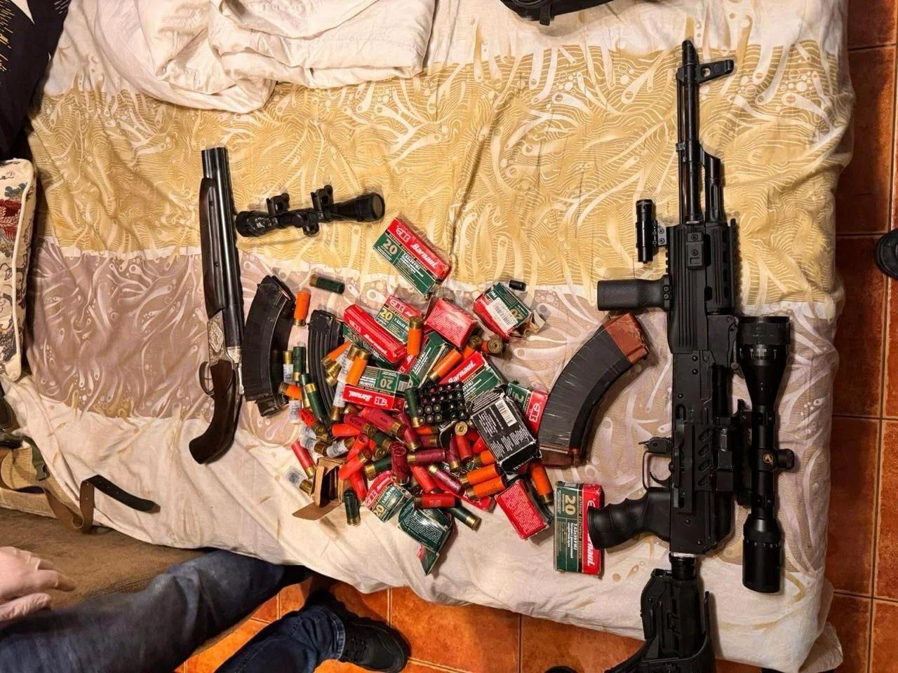 В Ленобласти задержали владельца арсенала оружия, подозреваемого в убийстве