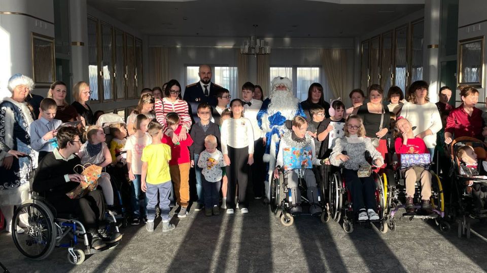 Офицеры ГСУ СК России по городу Санкт-Петербургу исполнили мечты детей "Социальной школы"