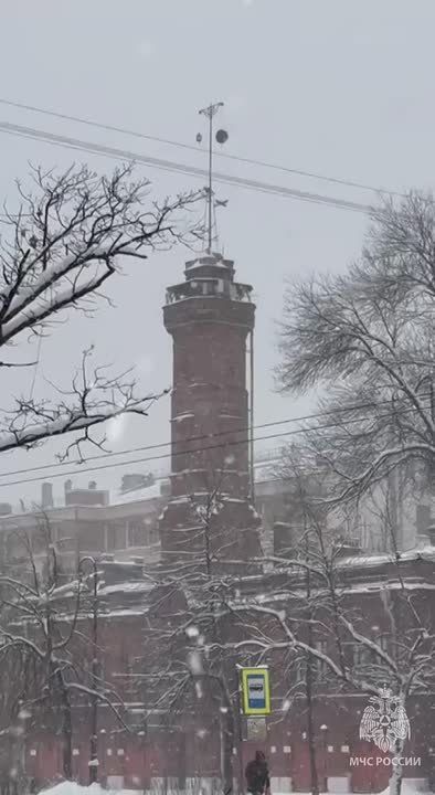 #МЧС_Петербурга предупреждает: по информации ФГБУ "Северо-Западное УГМС", 30 декабря в Санкт-Петербурге ожидается снег, местами сильный, на дорогах сложная обстановка