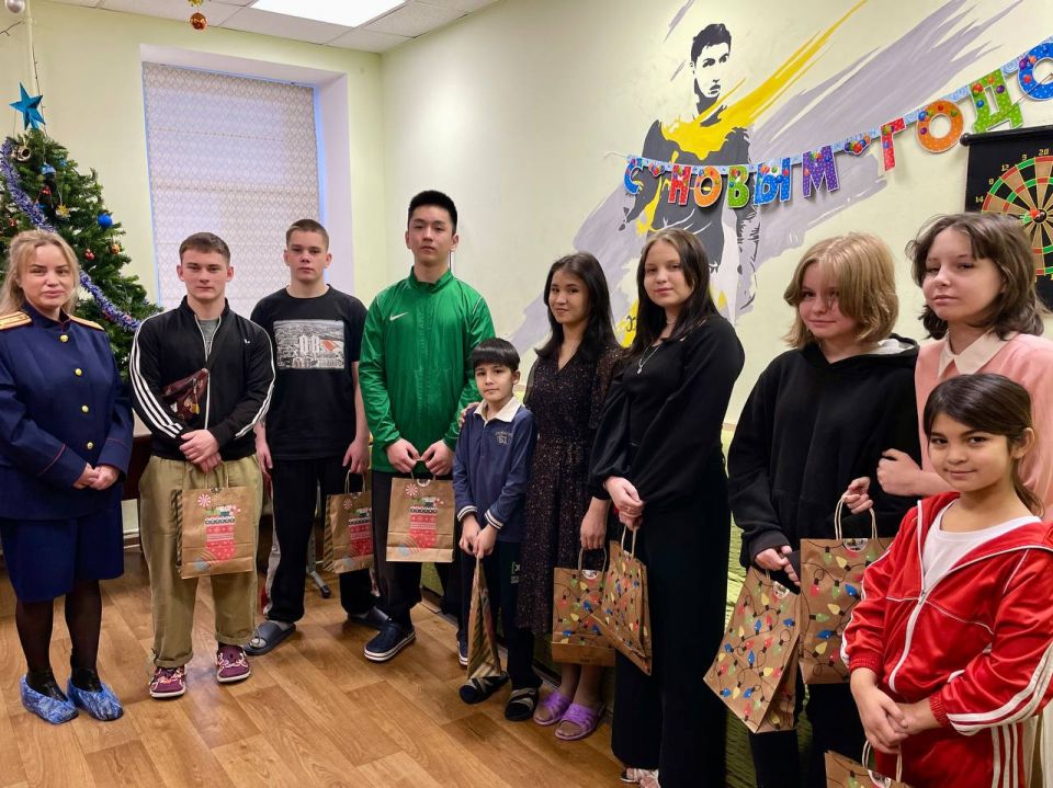 В преддверии Нового года сотрудники Главного следственного управления СК России по городу Санкт-Петербургу поздравили воспитанников социального приюта