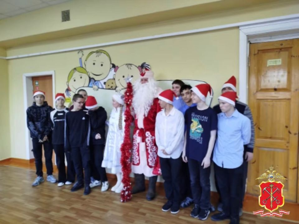 В Санкт-Петербурге и Ленинградской области продолжается добрая новогодняя акция «Полицейский Дед Мороз»