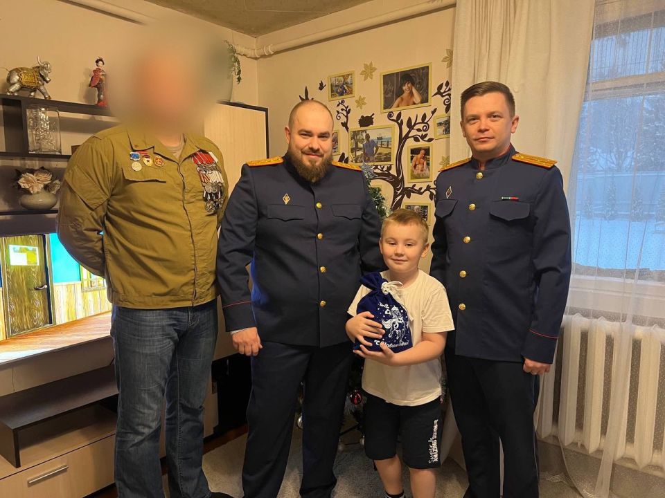 Следователи из Мурино приняли участие во Всероссийской благотворительной акции «Елка желаний»