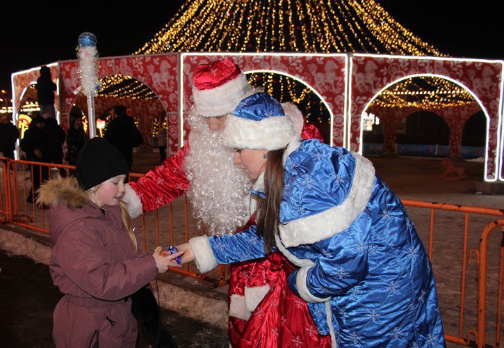 Больше 100 детей и взрослых поздравил с Новым годом полицейский Дед Мороз из транспортной полиции Уссурийска Больше 100 детей и взрослых поздравил с Новым годом полицейский Дед Мороз из транспортной полиции Уссурийска
