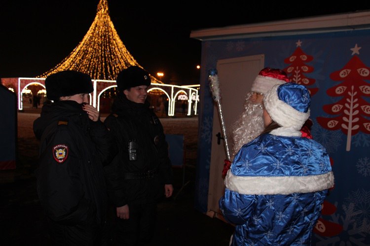 Больше 100 детей и взрослых поздравил с Новым годом полицейский Дед Мороз из транспортной полиции Уссурийска Больше 100 детей и взрослых поздравил с Новым годом полицейский Дед Мороз из транспортной полиции Уссурийска