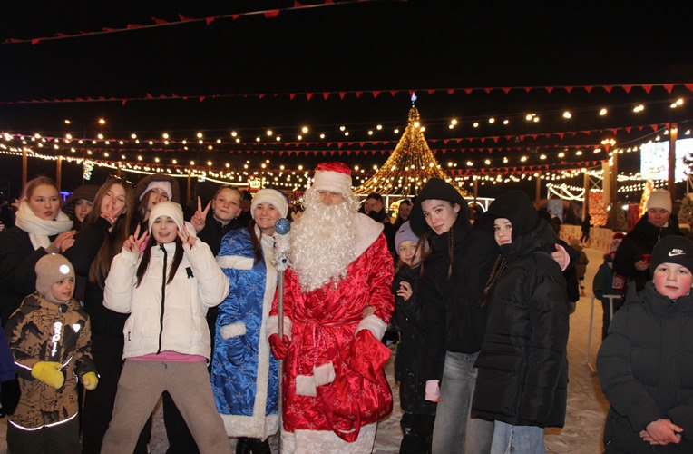 Больше 100 детей и взрослых поздравил с Новым годом полицейский Дед Мороз из транспортной полиции Уссурийска Больше 100 детей и взрослых поздравил с Новым годом полицейский Дед Мороз из транспортной полиции Уссурийска