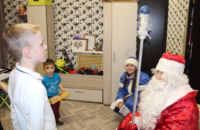 Больше 100 детей и взрослых поздравил с Новым годом полицейский Дед Мороз из транспортной полиции Уссурийска Больше 100 детей и взрослых поздравил с Новым годом полицейский Дед Мороз из транспортной полиции Уссурийска