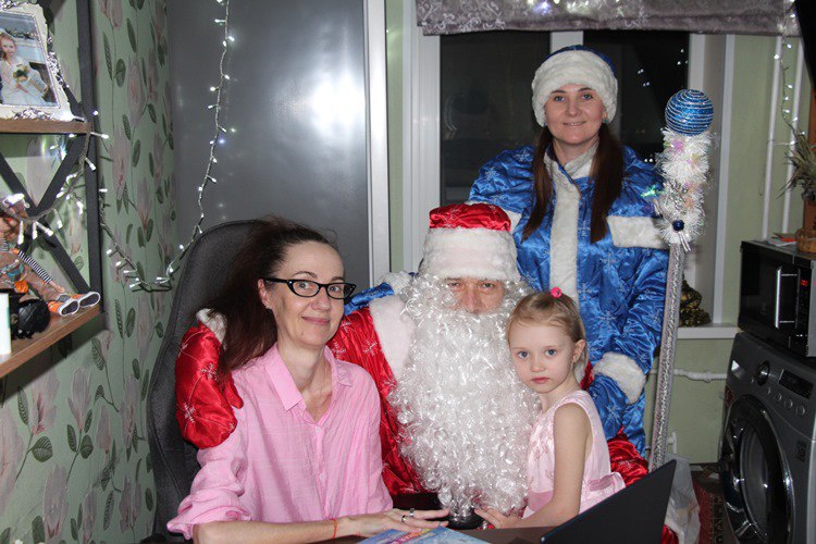 Больше 100 детей и взрослых поздравил с Новым годом полицейский Дед Мороз из транспортной полиции Уссурийска Больше 100 детей и взрослых поздравил с Новым годом полицейский Дед Мороз из транспортной полиции Уссурийска