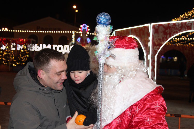 Больше 100 детей и взрослых поздравил с Новым годом полицейский Дед Мороз из транспортной полиции Уссурийска Больше 100 детей и взрослых поздравил с Новым годом полицейский Дед Мороз из транспортной полиции Уссурийска
