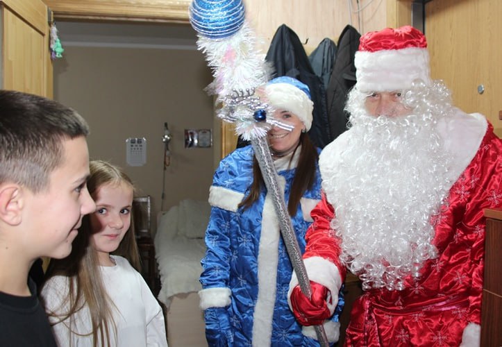 Больше 100 детей и взрослых поздравил с Новым годом полицейский Дед Мороз из транспортной полиции Уссурийска