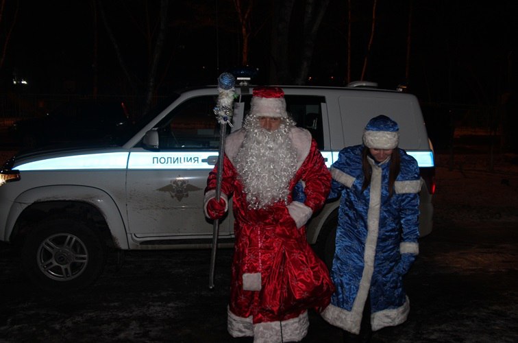 Больше 100 детей и взрослых поздравил с Новым годом полицейский Дед Мороз из транспортной полиции Уссурийска Больше 100 детей и взрослых поздравил с Новым годом полицейский Дед Мороз из транспортной полиции Уссурийска