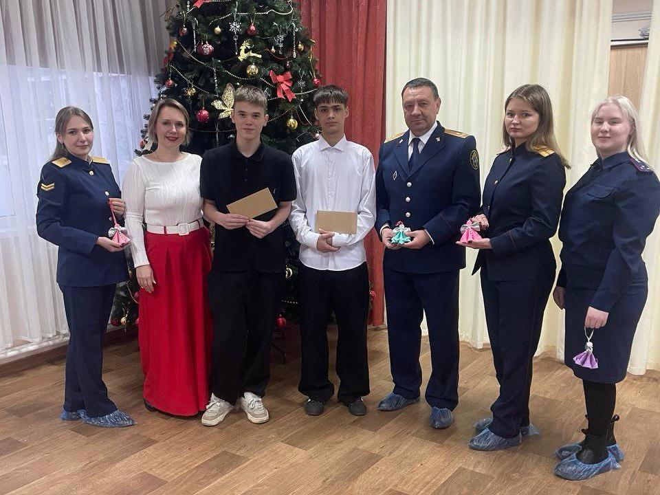 В преддверии новогодних праздников следователи из Кингисеппа воплотили мечту двух ребят из Кингисеппского ресурсного центра