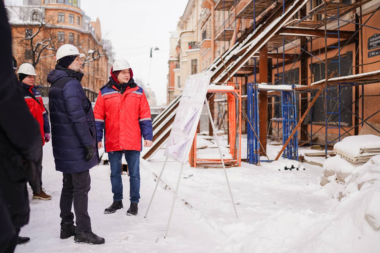 Начали день с рабочей планерки в Центре комплексного контроля городского хозяйства, обсудили основные цели и задачи на день по уборке города, планы по уборке крыш, а также подвели итоги работы в новогоднюю ночь Начали день с рабочей планерки в Центре комплексного контроля городского хозяйства, обсудили основные цели и задачи на день по уборке города, планы по уборке крыш, а также подвели итоги работы в новогоднюю ночь