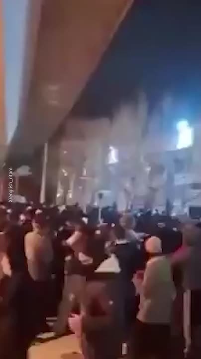 Протесты в Иране переросли в беспорядки и столкновения с полицией