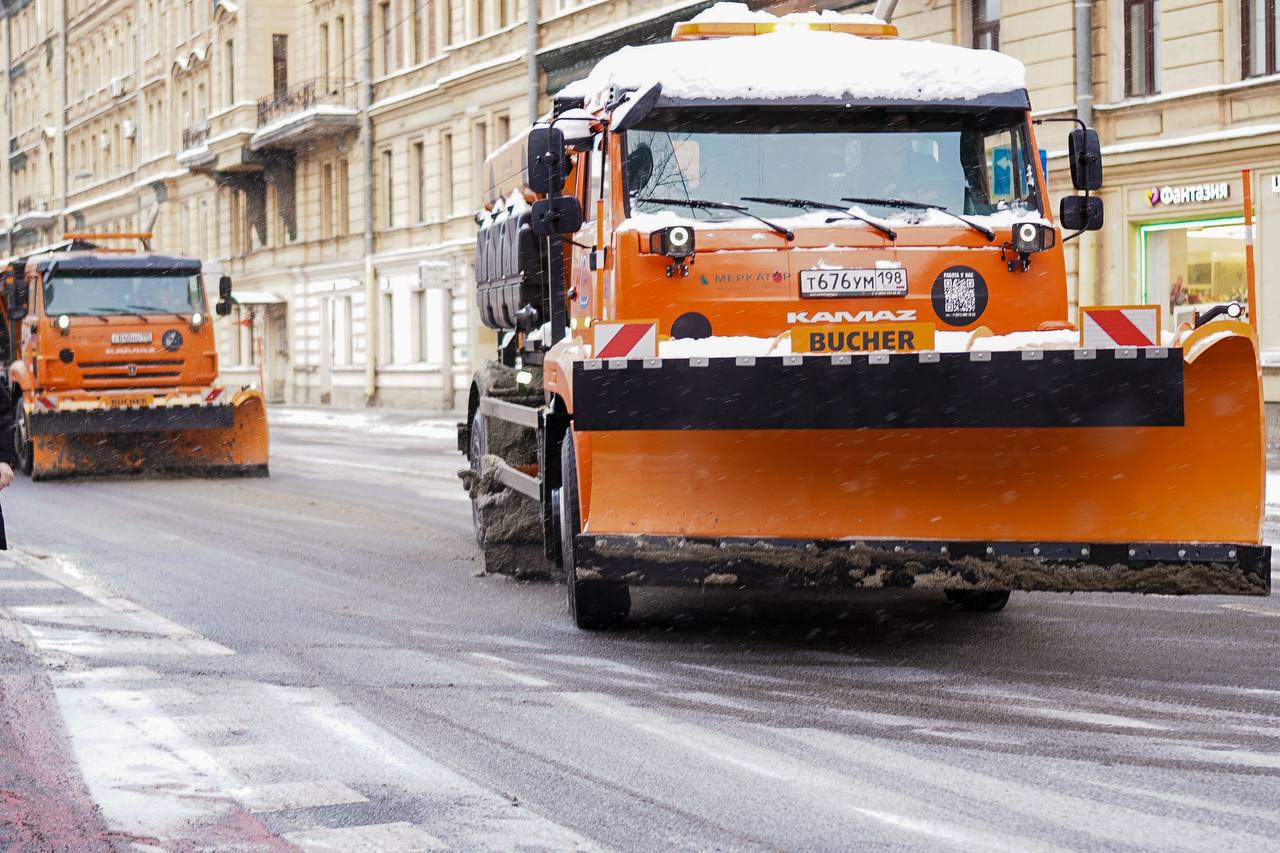 Начали день с рабочей планерки в Центре комплексного контроля городского хозяйства, обсудили основные цели и задачи на день по уборке города, планы по уборке крыш, а также подвели итоги работы в новогоднюю ночь Начали день с рабочей планерки в Центре комплексного контроля городского хозяйства, обсудили основные цели и задачи на день по уборке города, планы по уборке крыш, а также подвели итоги работы в новогоднюю ночь
