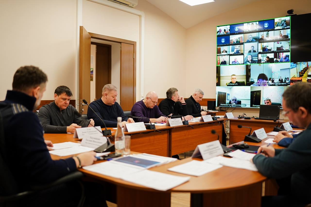 Начали день с рабочей планерки в Центре комплексного контроля городского хозяйства, обсудили основные цели и задачи на день по уборке города, планы по уборке крыш, а также подвели итоги работы в новогоднюю ночь