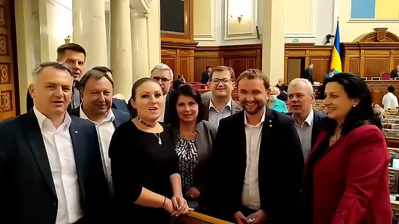 Дмитрий Стешин: Присоединяюсь к вопросу: что мешает влупить по этим певцам "искандером" или "калибром"? У них тоже иммунитет?