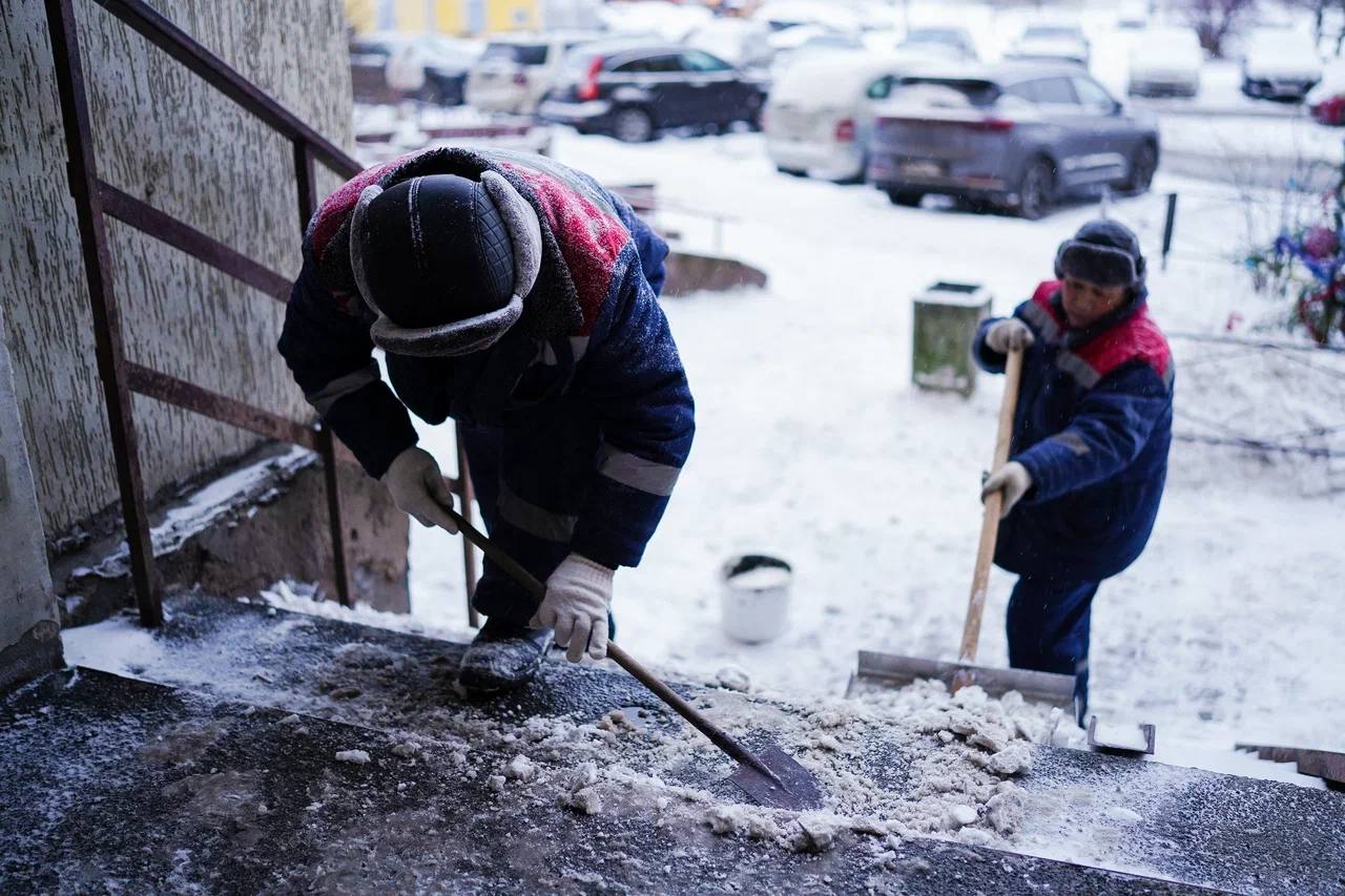 По прогнозу синоптиков в ближайшие дни в Петербурге будет небольшой снег, коммунальные службы в полной готовности и с ночи приступили к уборке