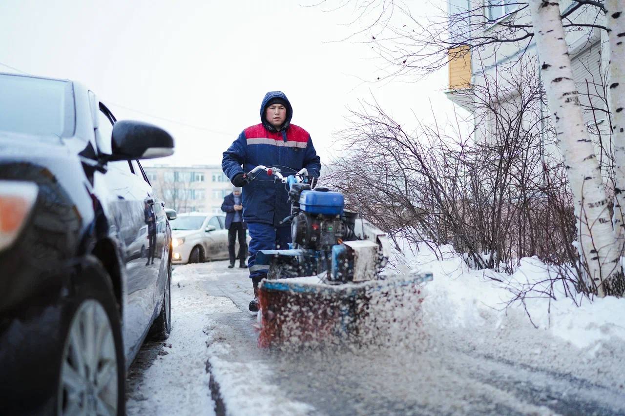По прогнозу синоптиков в ближайшие дни в Петербурге будет небольшой снег, коммунальные службы в полной готовности и с ночи приступили к уборке По прогнозу синоптиков в ближайшие дни в Петербурге будет небольшой снег, коммунальные службы в полной готовности и с ночи приступили к уборке