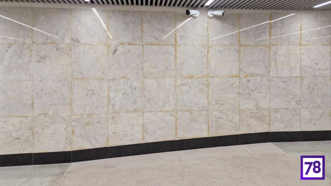 Ржавые подтёки появились на стенах в переходе на новую «коричневую» линию метро Ржавые подтёки появились на стенах в переходе на новую «коричневую» линию метро