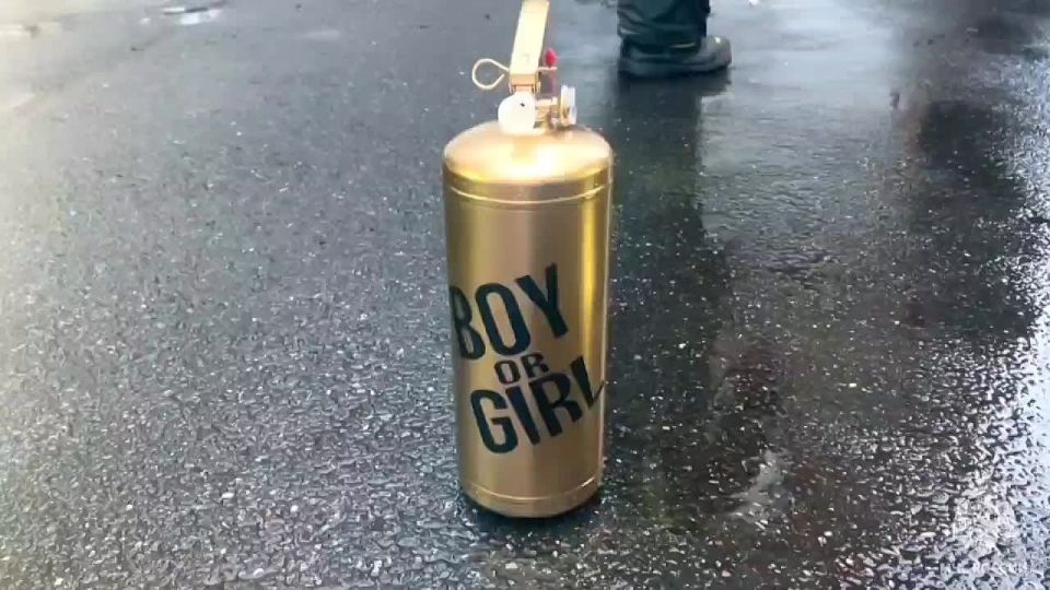 Определили будущее. Сотрудник 3 пожарно-спасательной части #МЧС_Петербурга Вячеслав Гоман и его семья узнали пол будущего ребенка оригинальным способом