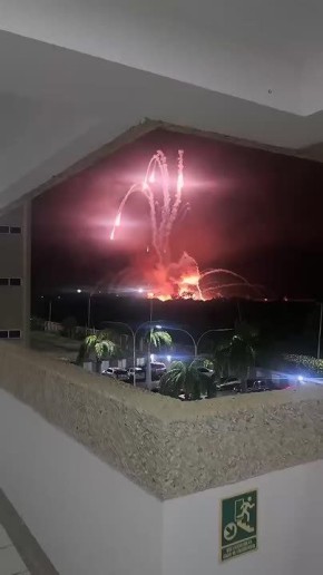 Ещё кадры прилётов по столице Венесуэлы