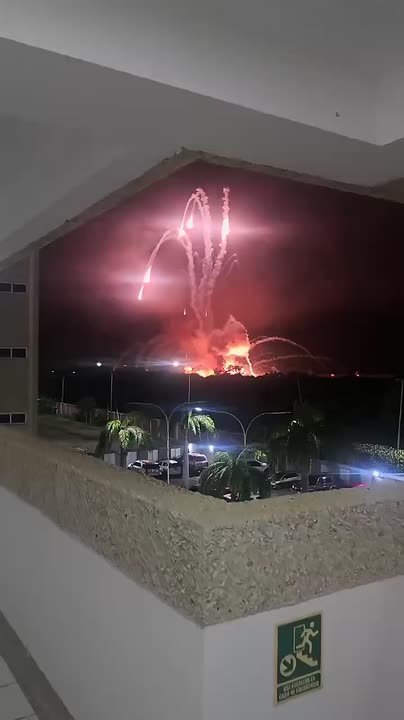 Ещё кадры прилётов по столице Венесуэлы