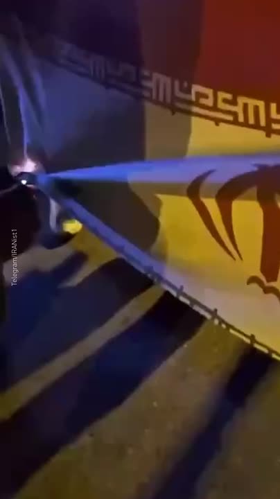 Протестующие в Иране сжигают государственные флаги и полицейские машины, в ответ силовики проводят массовые задержания