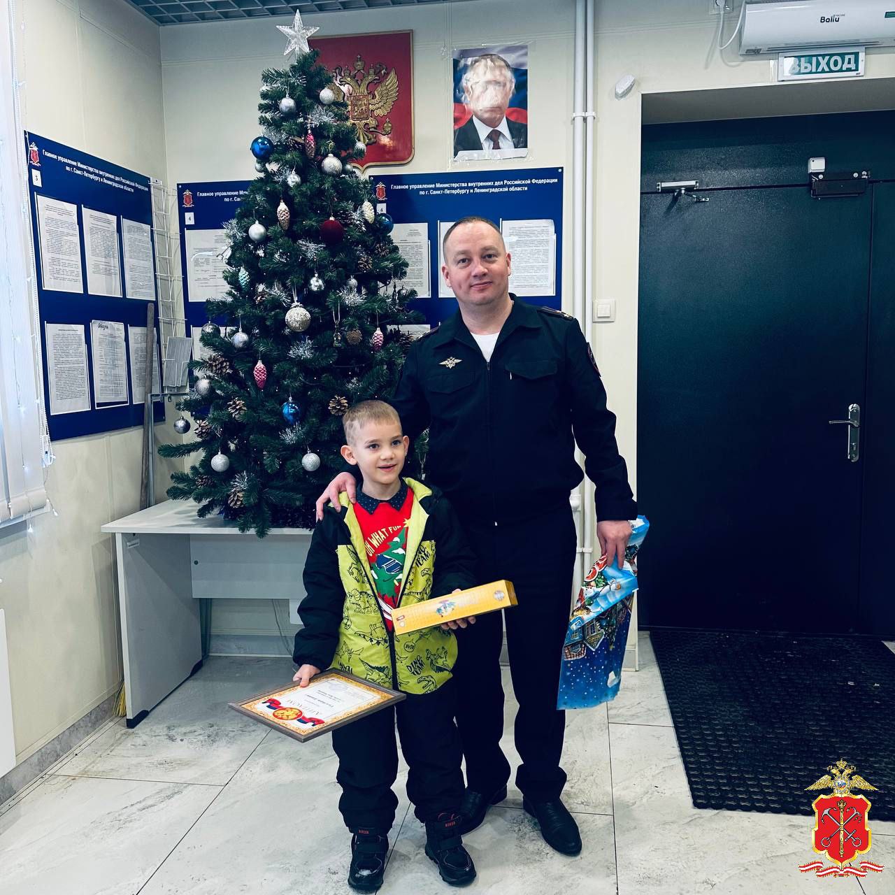 В Волосовском районе Ленобласти к детям сотрудников органов внутренних дел пришел добрый Полицейский Дед Мороз В Волосовском районе Ленобласти к детям сотрудников органов внутренних дел пришел добрый Полицейский Дед Мороз