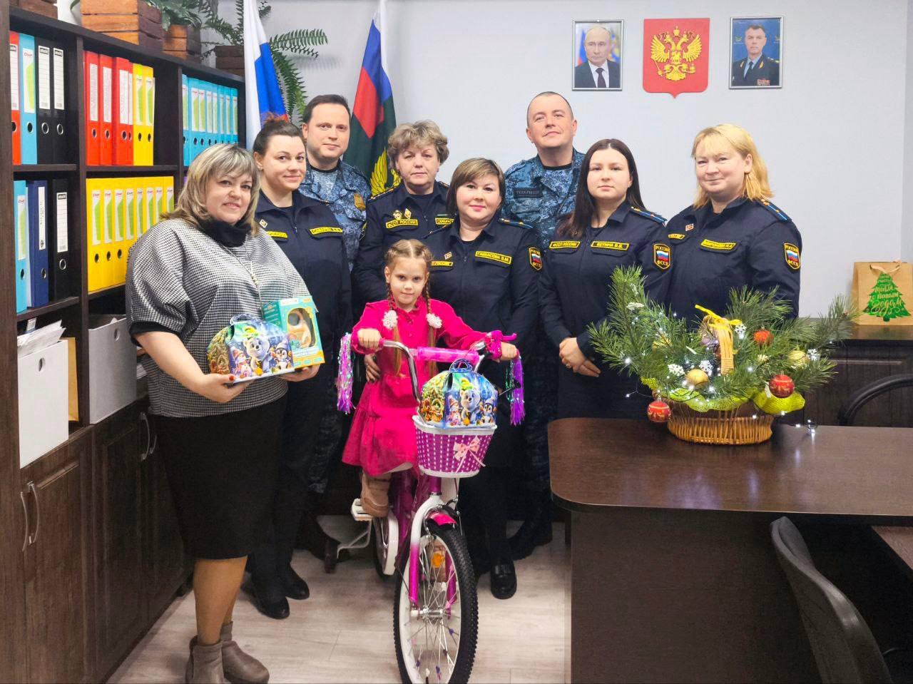 Судебные приставы из Ленобласти поучаствовали в акции «Елка желаний» Судебные приставы из Ленобласти поучаствовали в акции «Елка желаний»