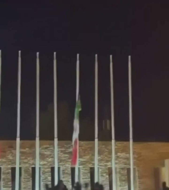 Олег Царёв: О ситуации в Иране:. Протестующие в Бушере и Лорестане срывают флаги Исламской Республики