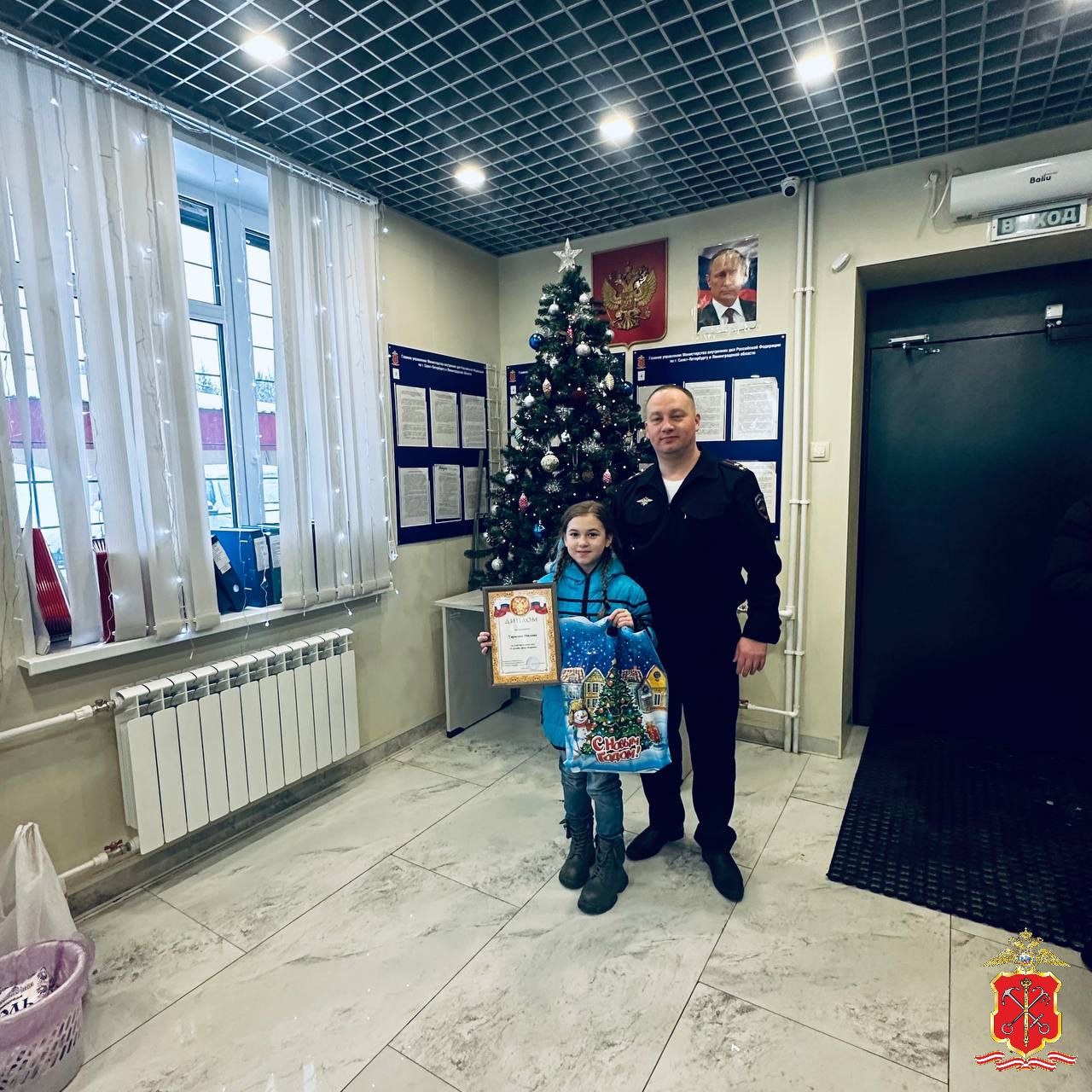 В Волосовском районе Ленобласти к детям сотрудников органов внутренних дел пришел добрый Полицейский Дед Мороз В Волосовском районе Ленобласти к детям сотрудников органов внутренних дел пришел добрый Полицейский Дед Мороз