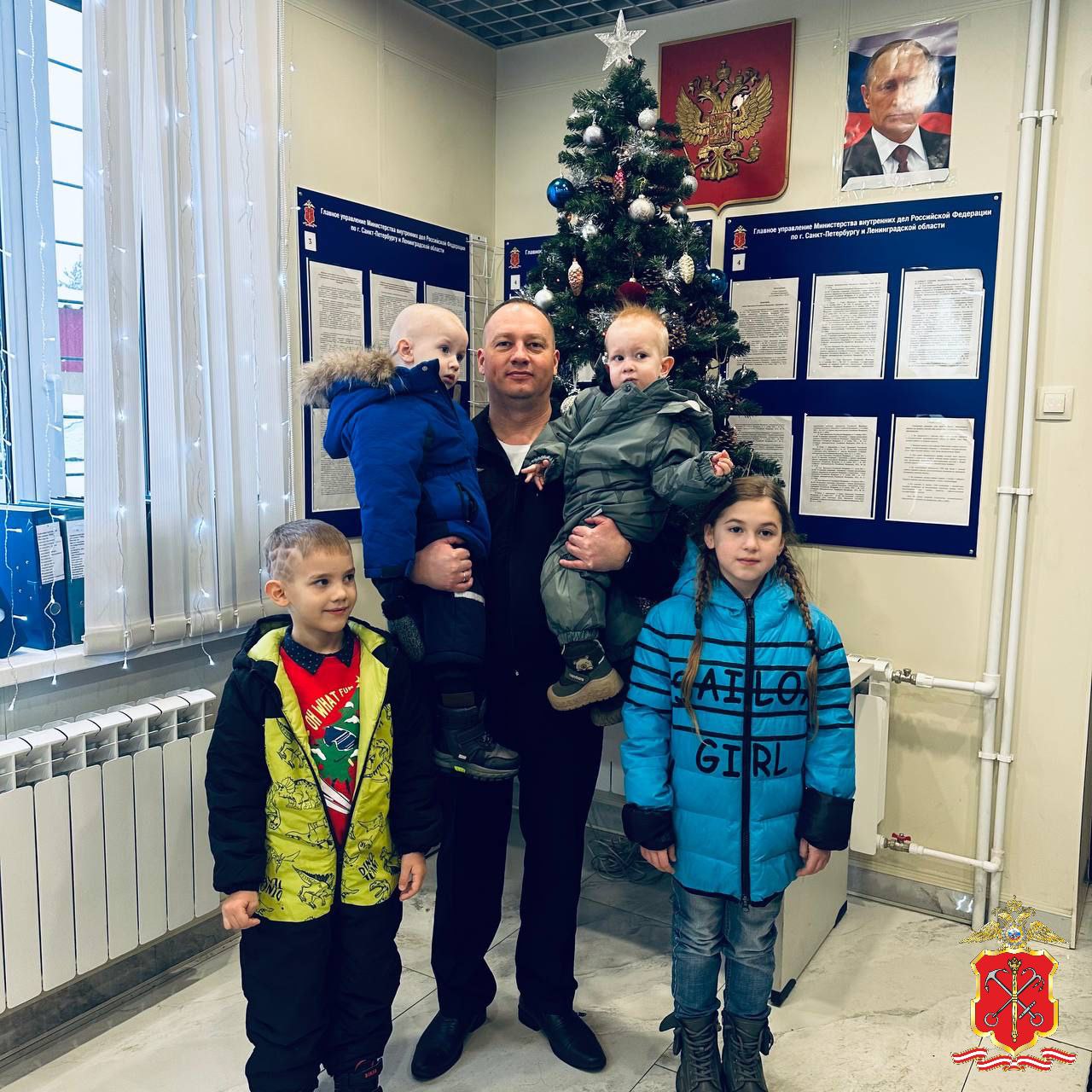 В Волосовском районе Ленобласти к детям сотрудников органов внутренних дел пришел добрый Полицейский Дед Мороз