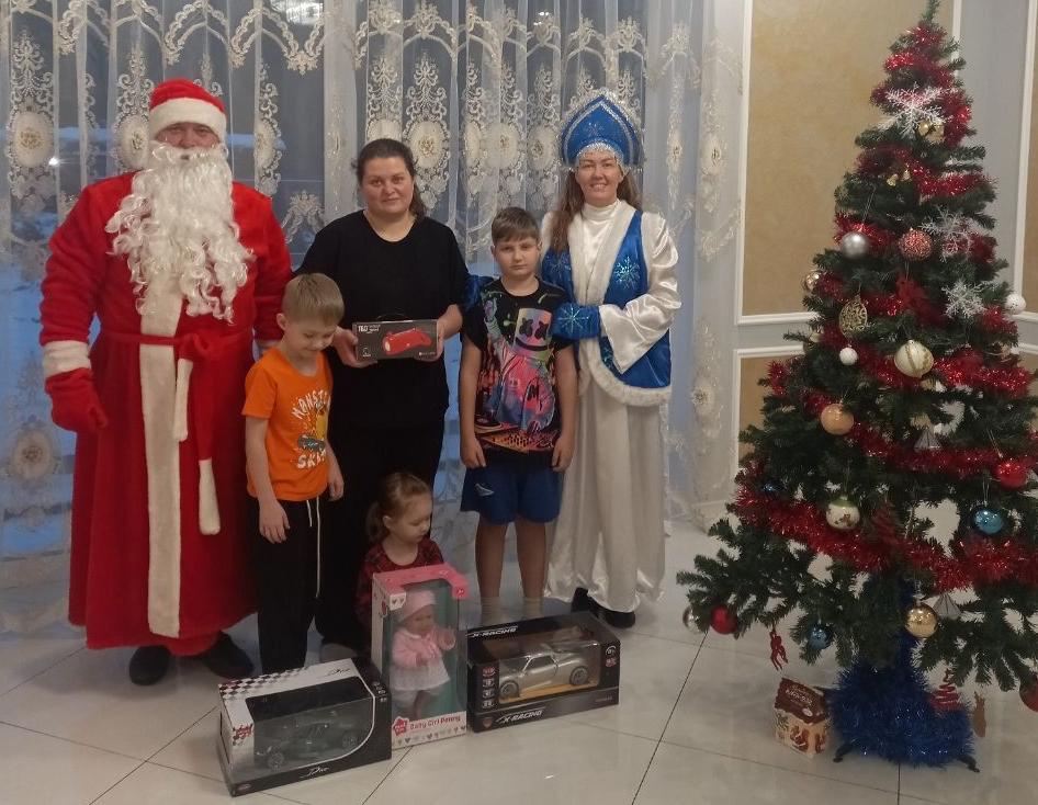 Судебные приставы из Ленобласти поучаствовали в акции «Елка желаний»