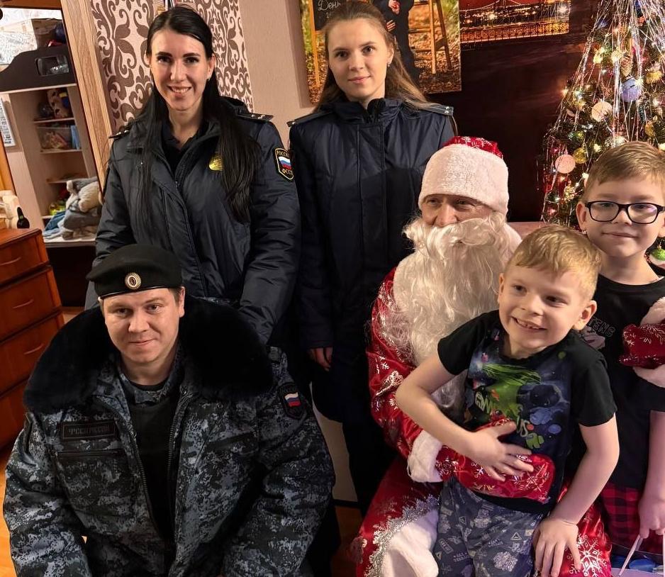 Судебные приставы из Ленобласти поучаствовали в акции «Елка желаний» Судебные приставы из Ленобласти поучаствовали в акции «Елка желаний»