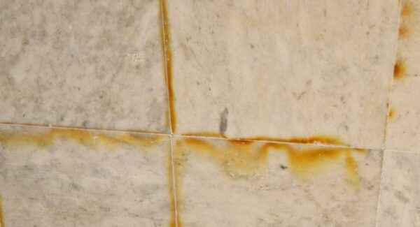 На стенах новой станции метро в Петербурге выступила ржавчина На стенах новой станции метро в Петербурге выступила ржавчина