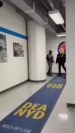 Олег Царёв: Кадры похищенного президента Венесуэлы Николаса Мадуро, входящего в здание DEA в Нью-Йорке и говорящего прохожим "Спокойной ночи" и желающего им "С Новым годом" и первые фото его прибытия в Нью-Йорк