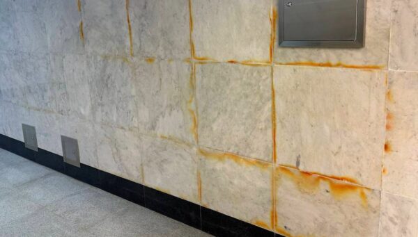 На стенах новой станции метро в Петербурге выступила ржавчина На стенах новой станции метро в Петербурге выступила ржавчина
