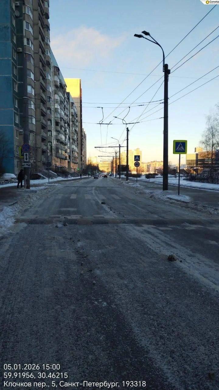 Был снег, теперь асфальт: спецтехника почистила некоторые улицы Петербурга после жалоб читателей «Фонтанки»