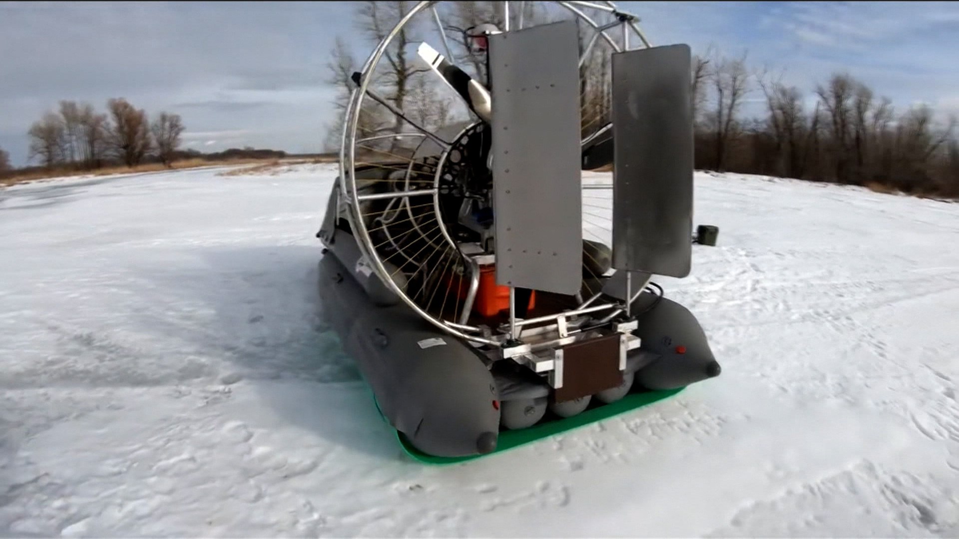 В Санкт-Петербурге компания мужчин доверилась некоему молодому человеку, который предложил им покататься на аэролодке на одном из популярных каналов в Ленинградской области