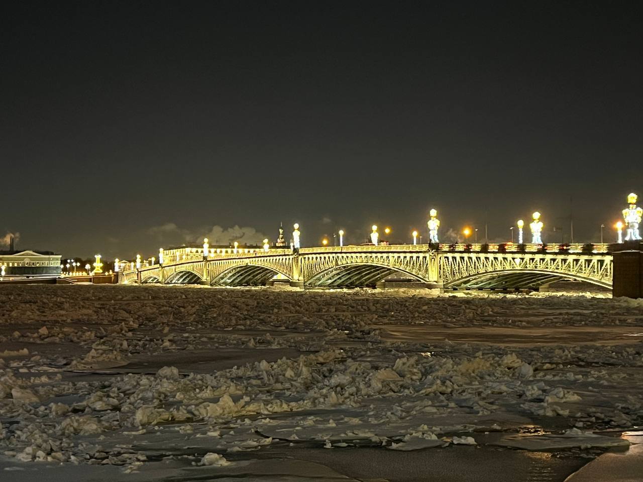 Дворцовый и Троицкий мосты озарит праздничная подсветка