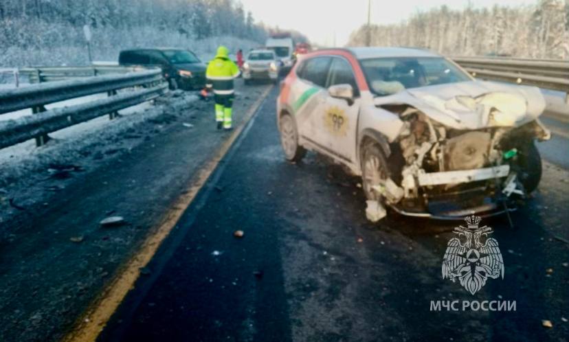 Цепь аварий на трассе М-11 парализовала движение Цепь аварий на трассе М-11 парализовала движение