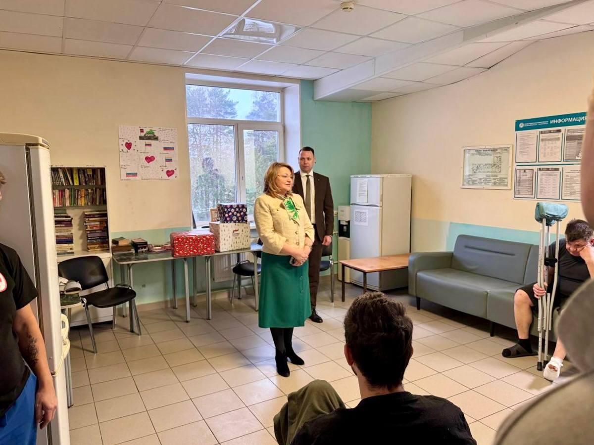 В госпиталях Ленобласти поздравили с Новым годом участников СВО В госпиталях Ленобласти поздравили с Новым годом участников СВО