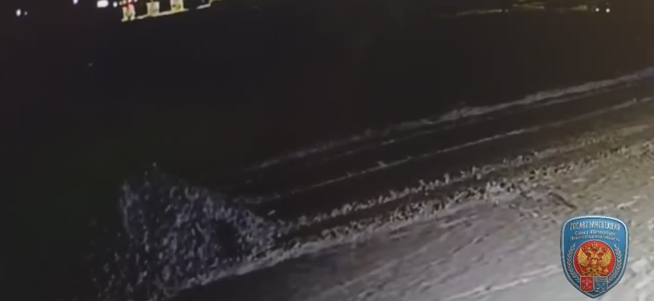 В Красногвардейском районе водитель автомобиля "Дэу Нексия" устроил опасное представление на парковке торгового центра, совершая рискованные маневры