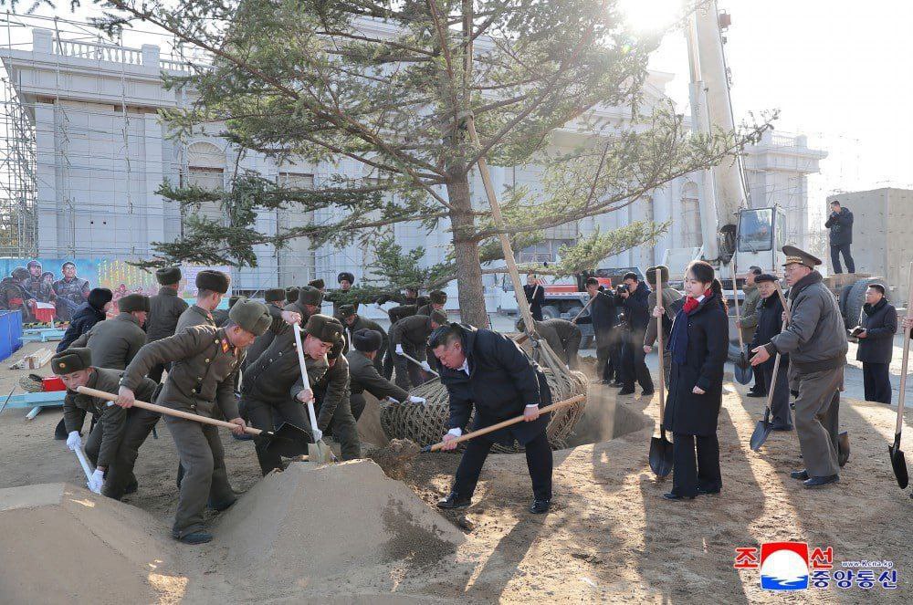 Ким Чен Ын посетил стройку музея посвящён участникам освобождения Курской области Ким Чен Ын посетил стройку музея посвящён участникам освобождения Курской области