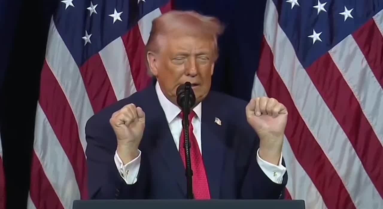 Трамп делает шоу. На первом видео американский президент демонстрирует, как тяжело приходится женщинам в спорте, когда с ними состязаются извращенцы-трансгендеры*