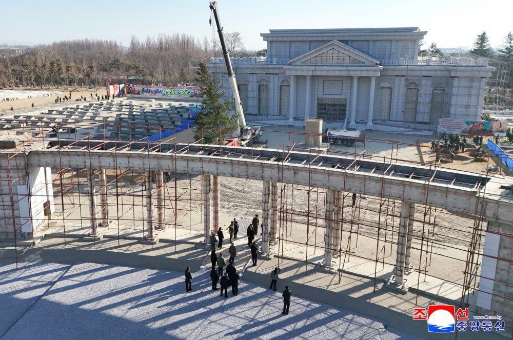 Ким Чен Ын посетил стройку музея посвящён участникам освобождения Курской области Ким Чен Ын посетил стройку музея посвящён участникам освобождения Курской области