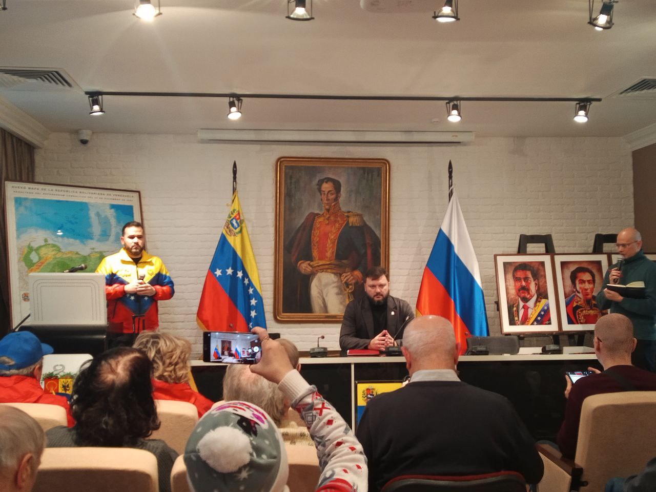 Коммунисты и представители лево-патриотических сил, сегодня пришли в Посольство Венесуэлы, чтоб высказать свою поддержку народу Венесуэлы в этот трудный момент, и осудить варварскую империалистическую агрессию США против... Коммунисты и представители лево-патриотических сил, сегодня пришли в Посольство Венесуэлы, чтоб высказать свою поддержку народу Венесуэлы в этот трудный момент, и осудить варварскую империалистическую агрессию США против...