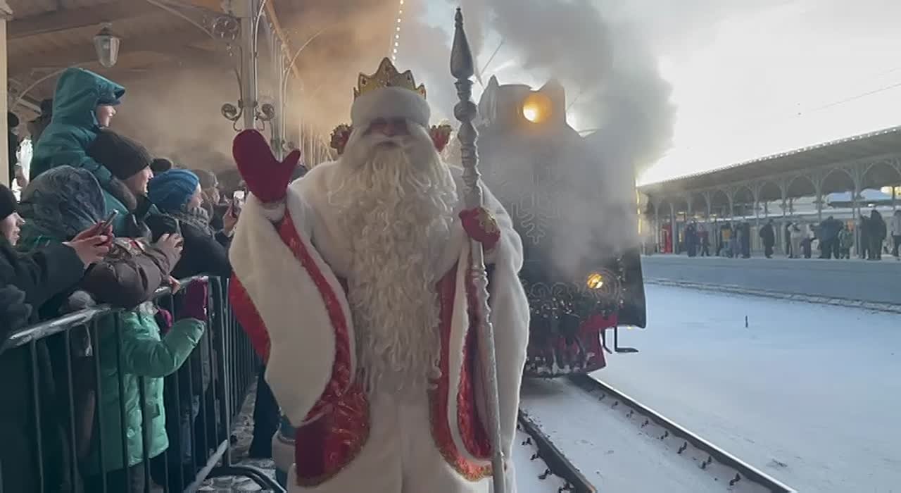 1 Поезд Деда Мороза прибыл в Санкт-Петербург